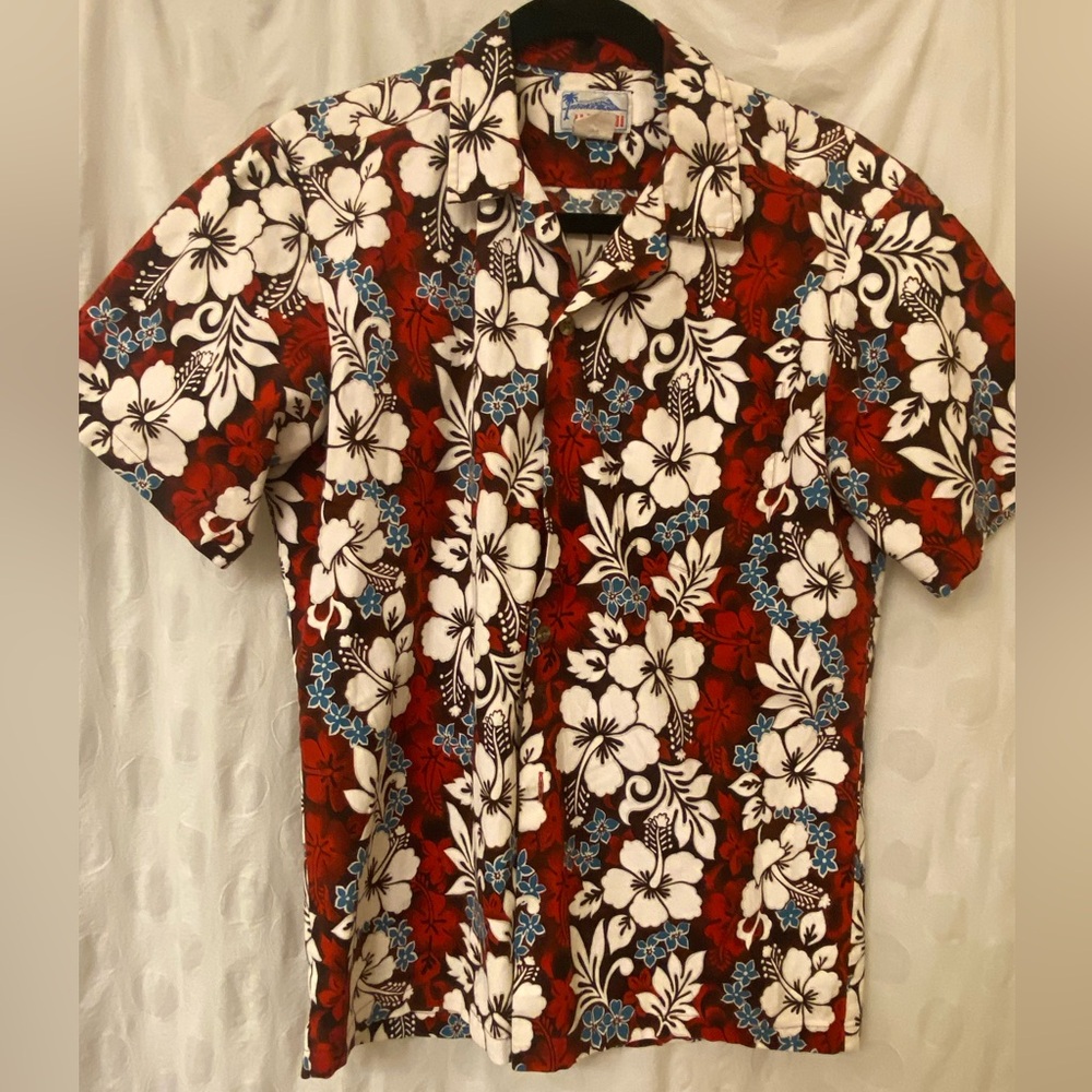 Vintage Hawaiian shirt, made in Hawaii. Men’s size small, women’s size medium.